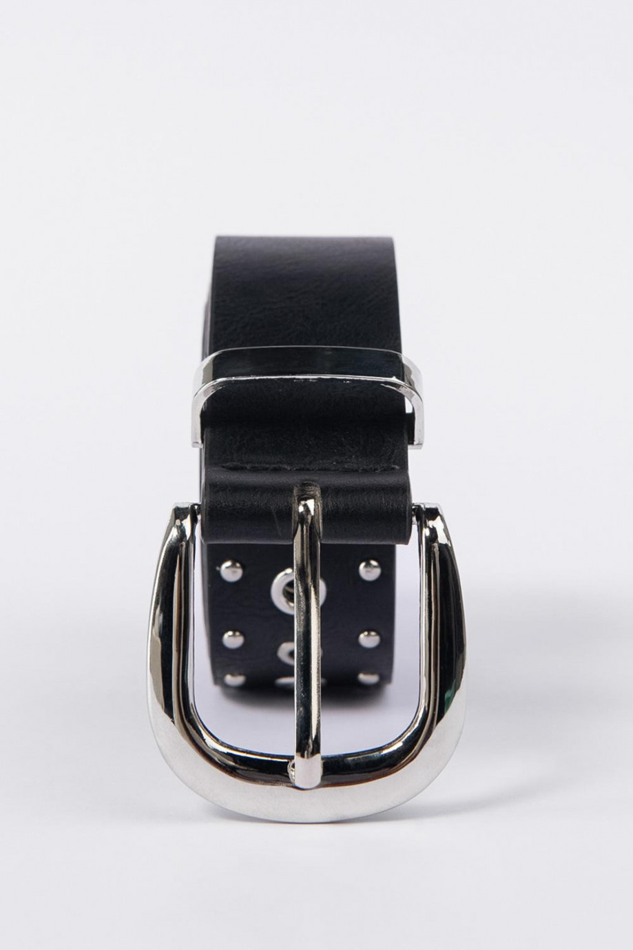 Cinturón para mujer en color negro con taches y ojales, hebilla metalica sencilla.