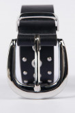 Cinturón para mujer en color negro con taches y ojales, hebilla metalica sencilla.