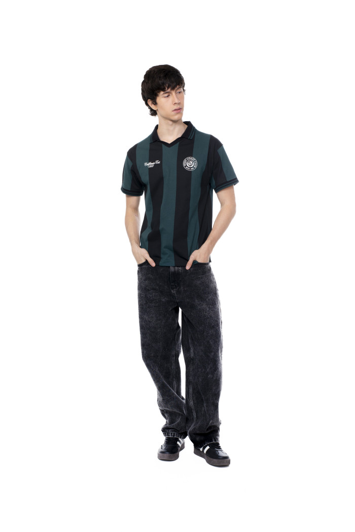 Camiseta verde oscura con artes college, rayas y cuello polo
