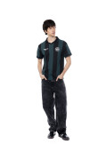 Camiseta verde oscura con artes college, rayas y cuello polo

