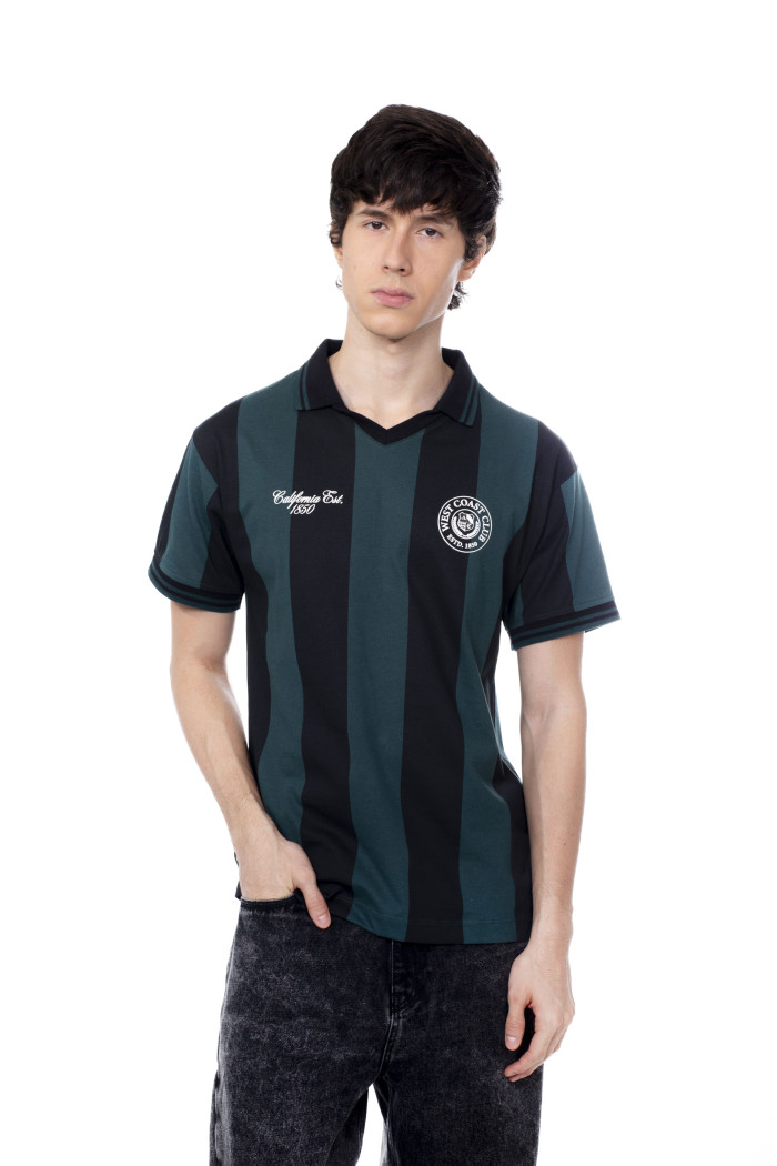 Camiseta verde oscura con artes college, rayas y cuello polo
