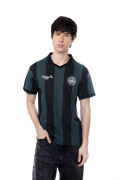 Camiseta verde oscura con artes college, rayas y cuello polo
