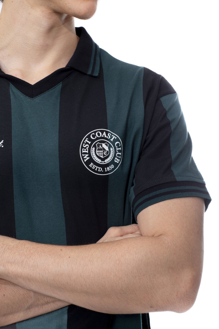 Camiseta verde oscura con artes college, rayas y cuello polo
