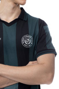 Camiseta verde oscura con artes college, rayas y cuello polo
