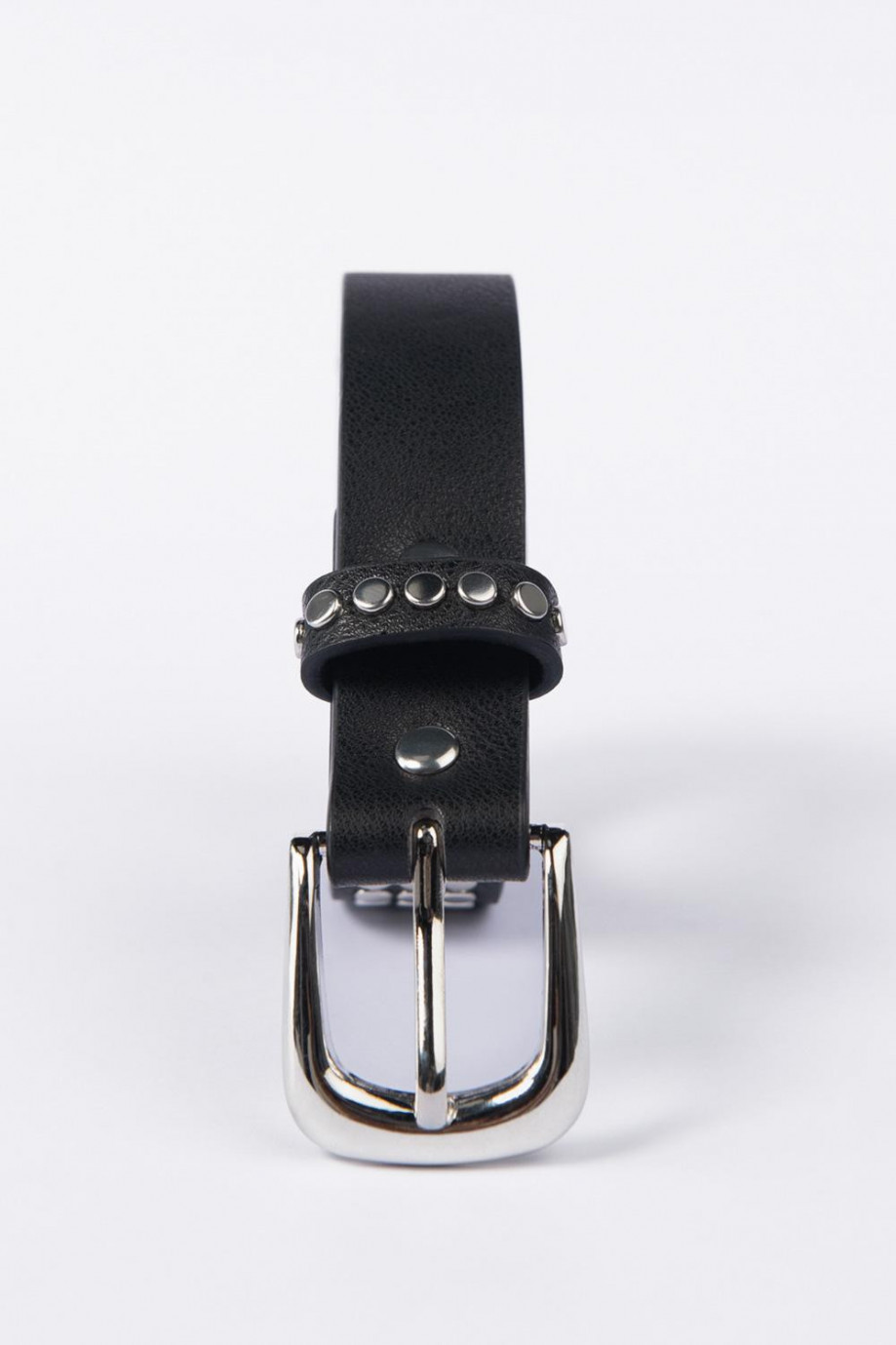 Cinturón sintético unicolor con taches y hebilla metálica