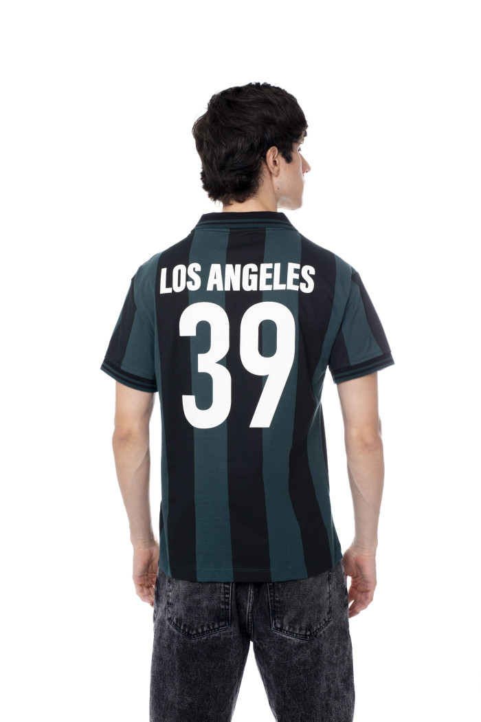 Camiseta verde oscura con artes college, rayas y cuello polo
