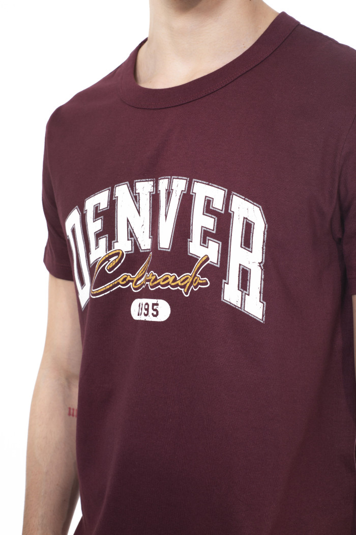 Camiseta cuello redondo roja oscura con texto college
