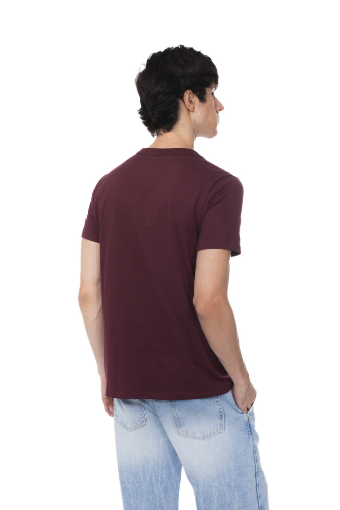 Camiseta cuello redondo roja oscura con texto college
