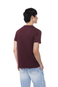Camiseta cuello redondo roja oscura con texto college
