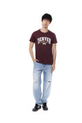Camiseta cuello redondo roja oscura con texto college
