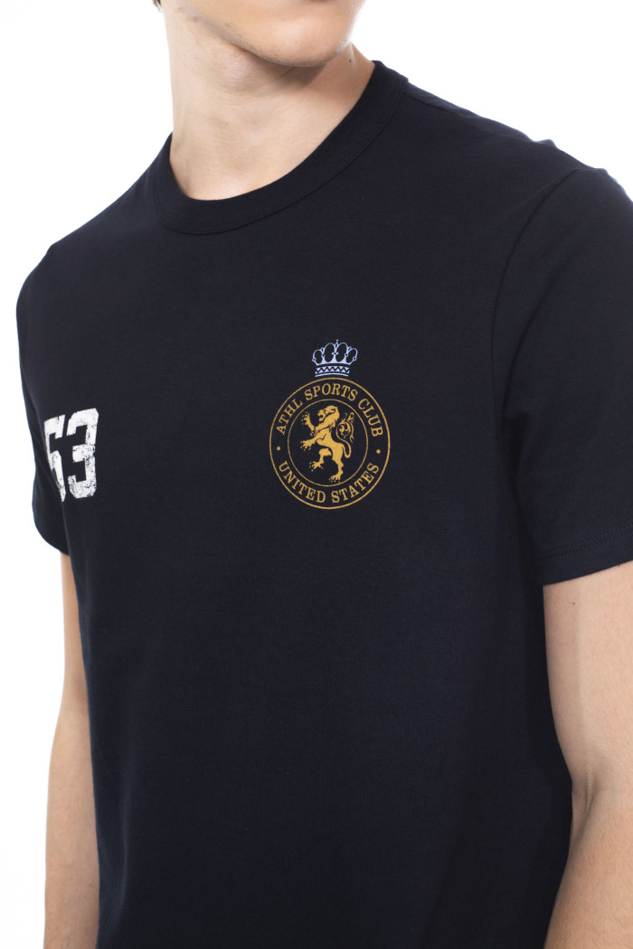 Camiseta azul intensa con cuello redondo y arte college
