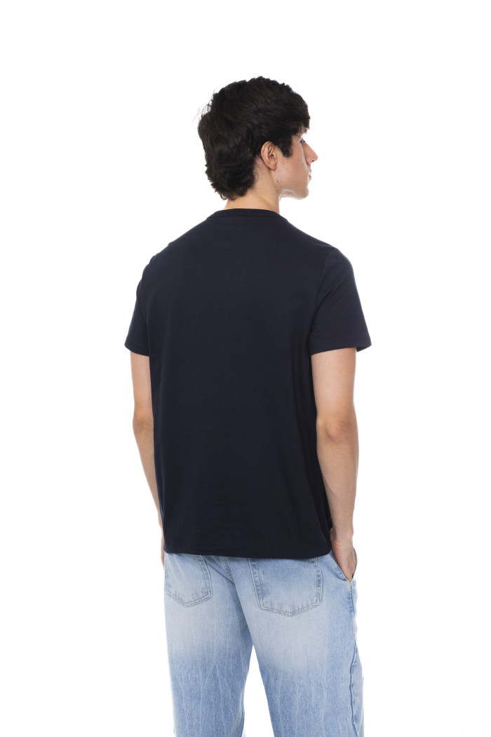 Camiseta azul intensa con cuello redondo y arte college
