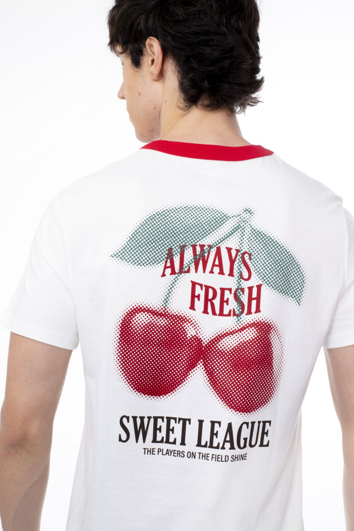 Camiseta crema con arte de cerezas y cuello redondo rojo
