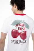 Camiseta crema con arte de cerezas y cuello redondo rojo
