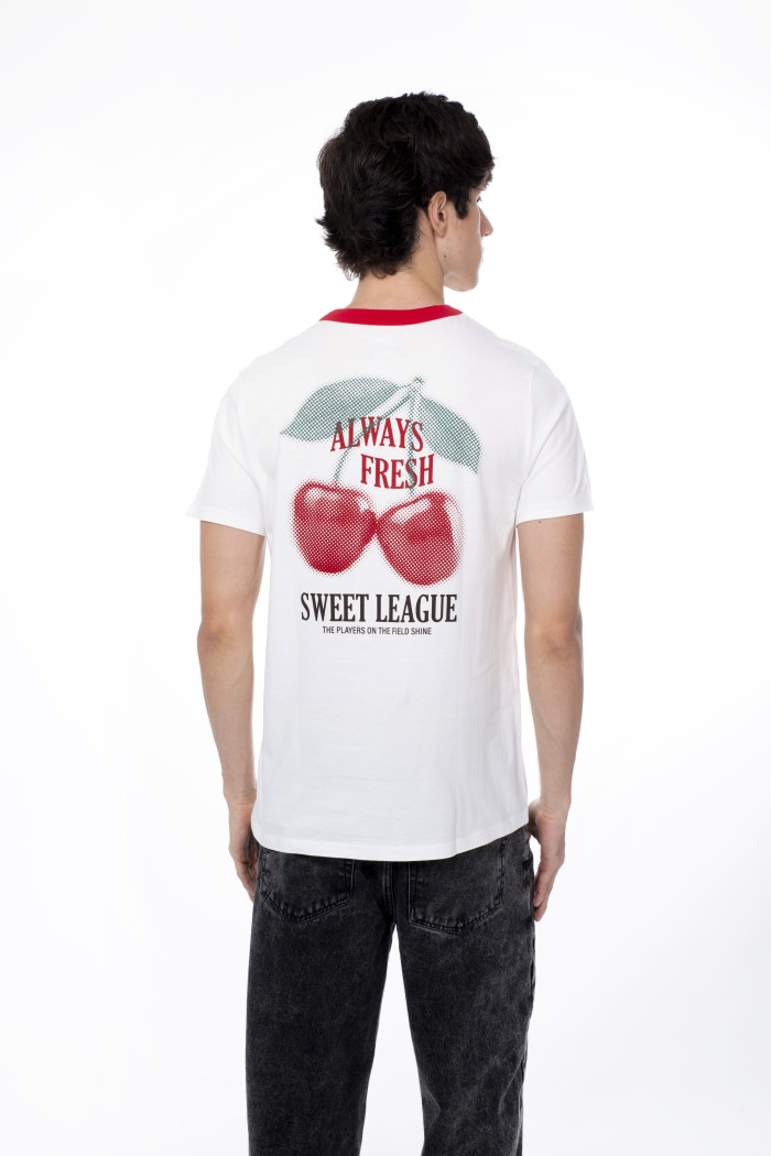 Camiseta crema con arte de cerezas y cuello redondo rojo
