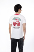 Camiseta crema con arte de cerezas y cuello redondo rojo
