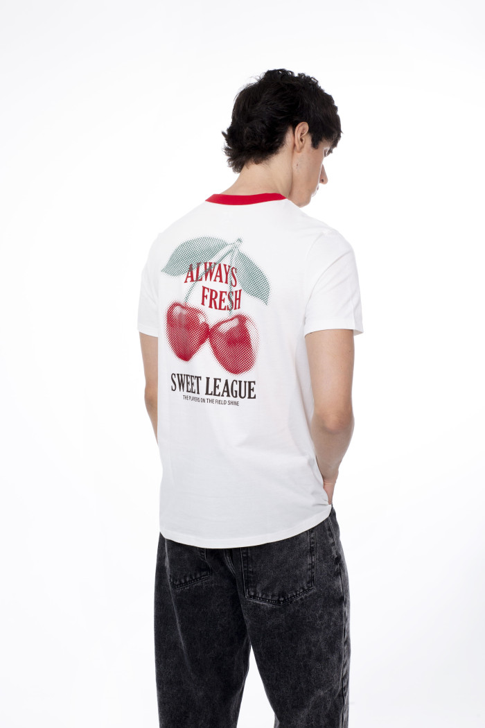 Camiseta crema con arte de cerezas y cuello redondo rojo
