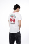 Camiseta crema con arte de cerezas y cuello redondo rojo
