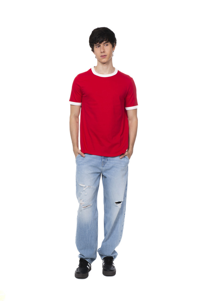 Camiseta cuello redondo roja con contrastes blancos
