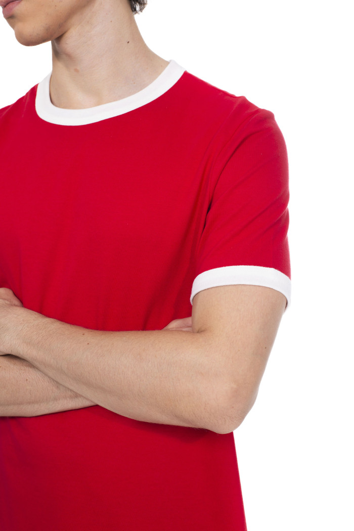 Camiseta cuello redondo roja con contrastes blancos
