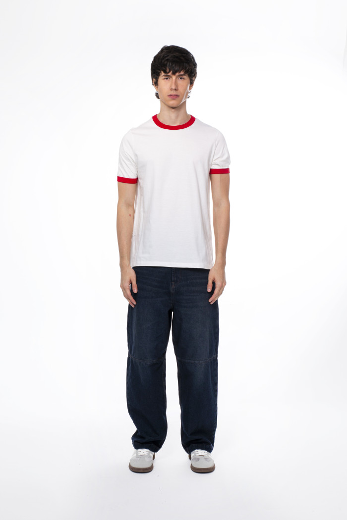 Camiseta manga corta crema con contrastes rojos
