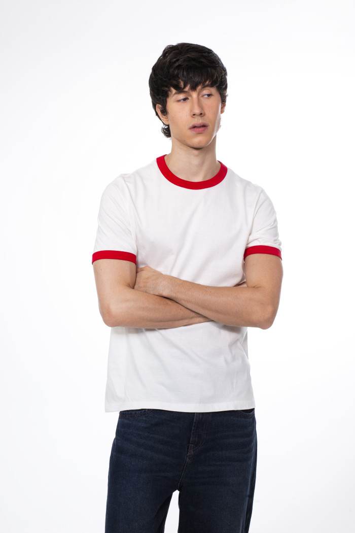 Camiseta manga corta crema con contrastes rojos
