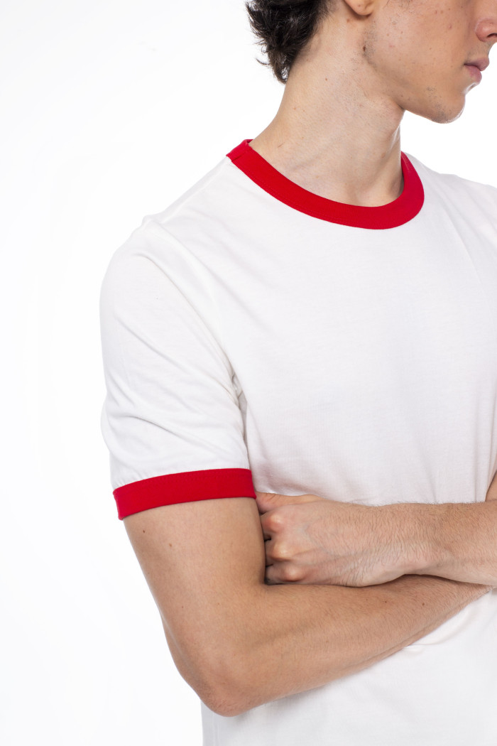 Camiseta manga corta crema con contrastes rojos
