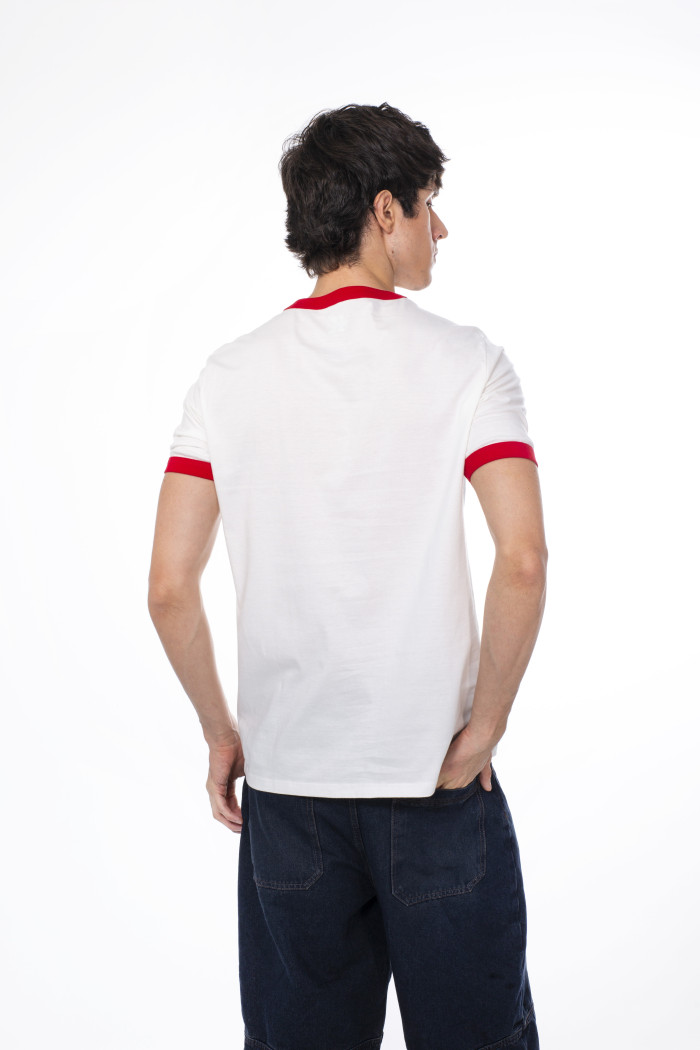 Camiseta manga corta crema con contrastes rojos
