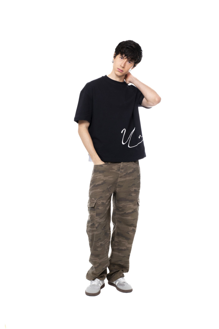 Camiseta oversize cuello redondo negra con texto
