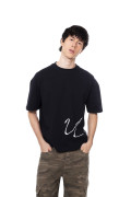 Camiseta oversize cuello redondo negra con texto
