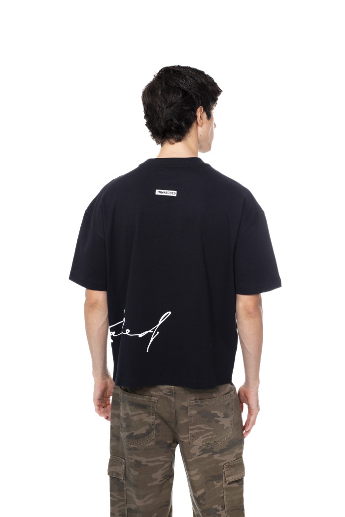 Camiseta oversize cuello redondo negra con texto
