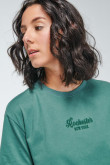 Camiseta manga corta verde medio con bordado de letras
