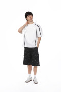 Camiseta oversize unicolor manga corta con franjas y texto
