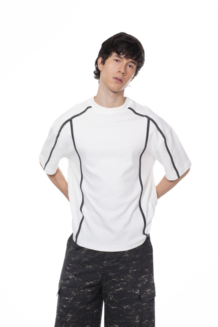 Camiseta oversize unicolor manga corta con franjas y texto
