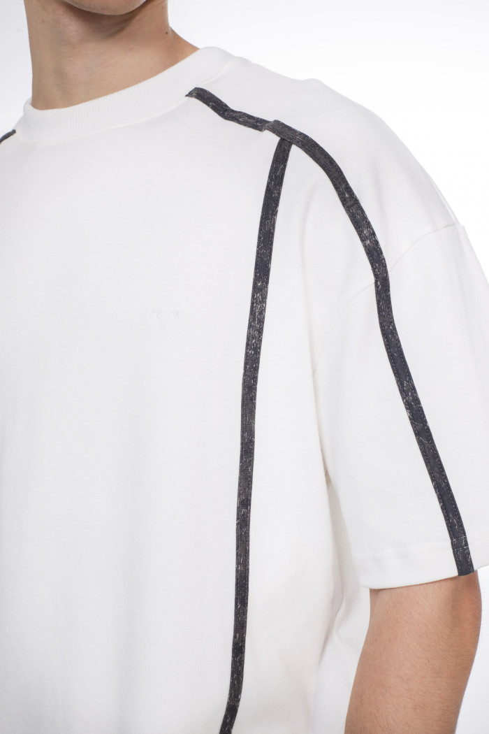 Camiseta oversize unicolor manga corta con franjas y texto
