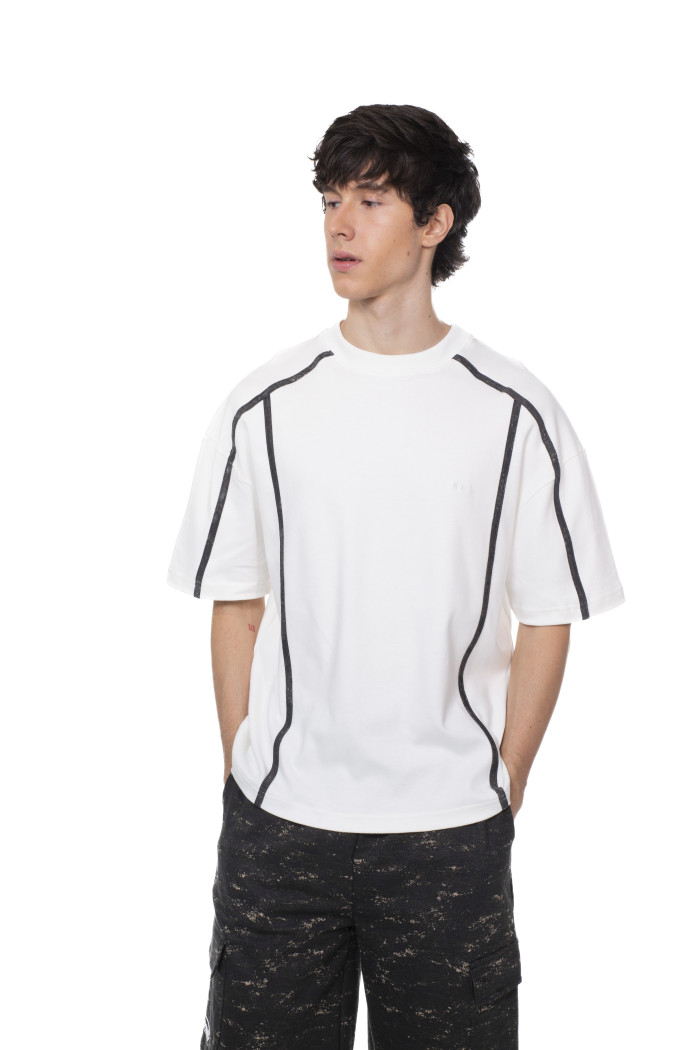 Camiseta oversize unicolor manga corta con franjas y texto
