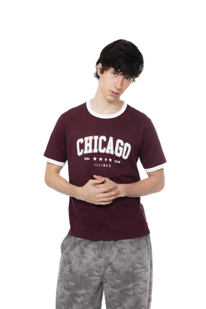 Camiseta roja oscura college manga corta con contrastes

