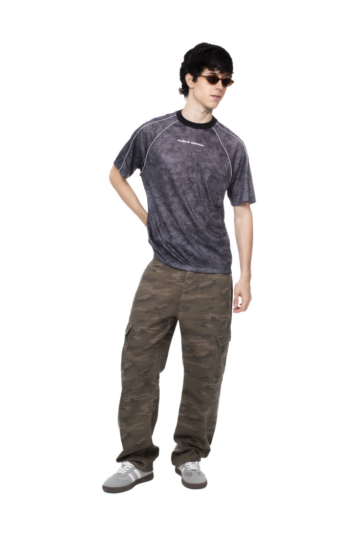 Camiseta oversize negra cuello redondo con texto y franjas
