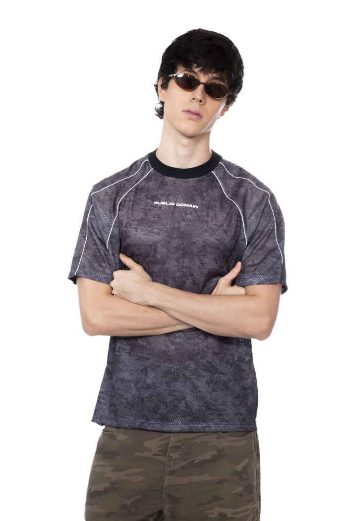 Camiseta oversize negra cuello redondo con texto y franjas
