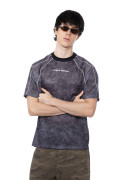 Camiseta oversize negra cuello redondo con texto y franjas
