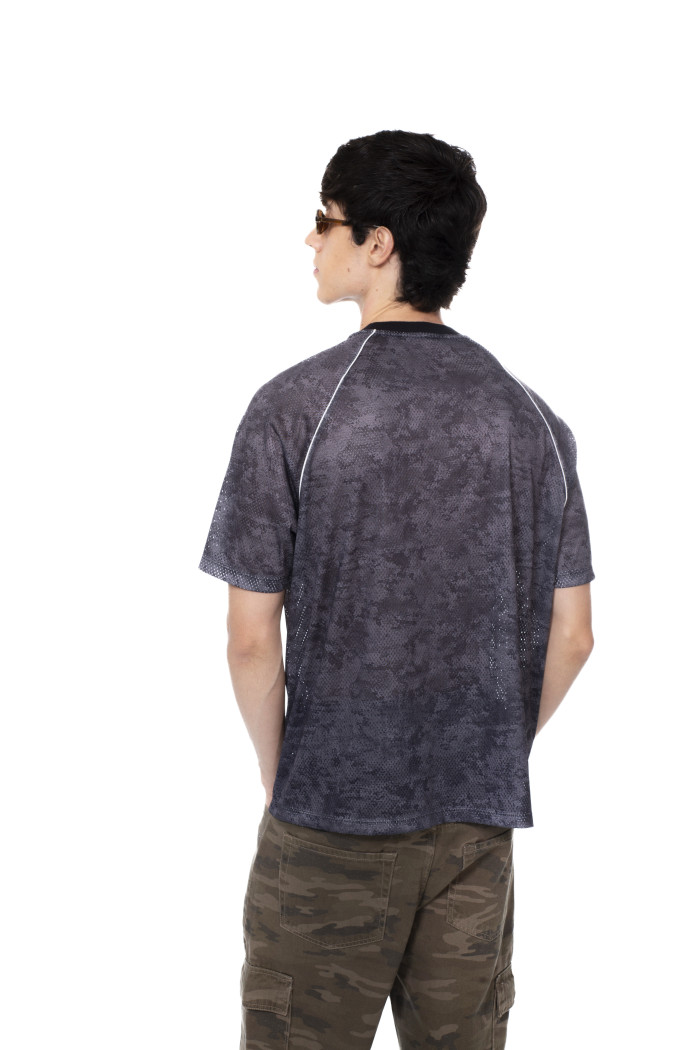 Camiseta oversize negra cuello redondo con texto y franjas
