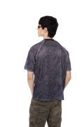 Camiseta oversize negra cuello redondo con texto y franjas
