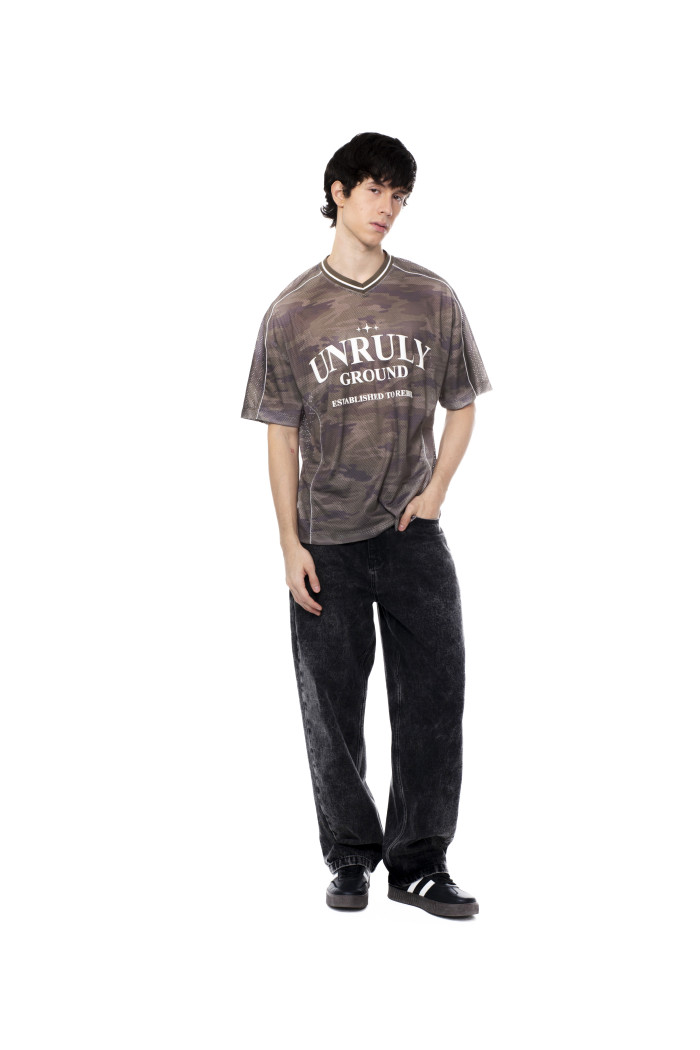 Camiseta cuello V café tie dye oversize con diseño
