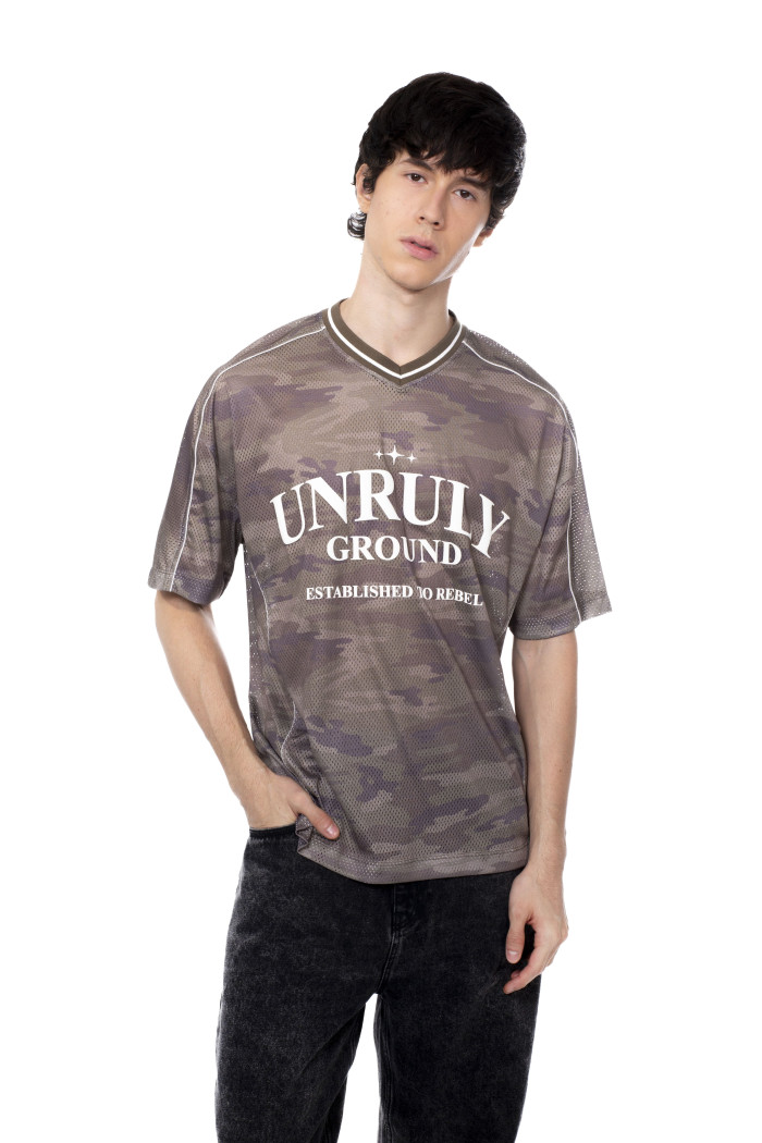 Camiseta cuello V café tie dye oversize con diseño
