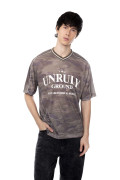 Camiseta cuello V café tie dye oversize con diseño

