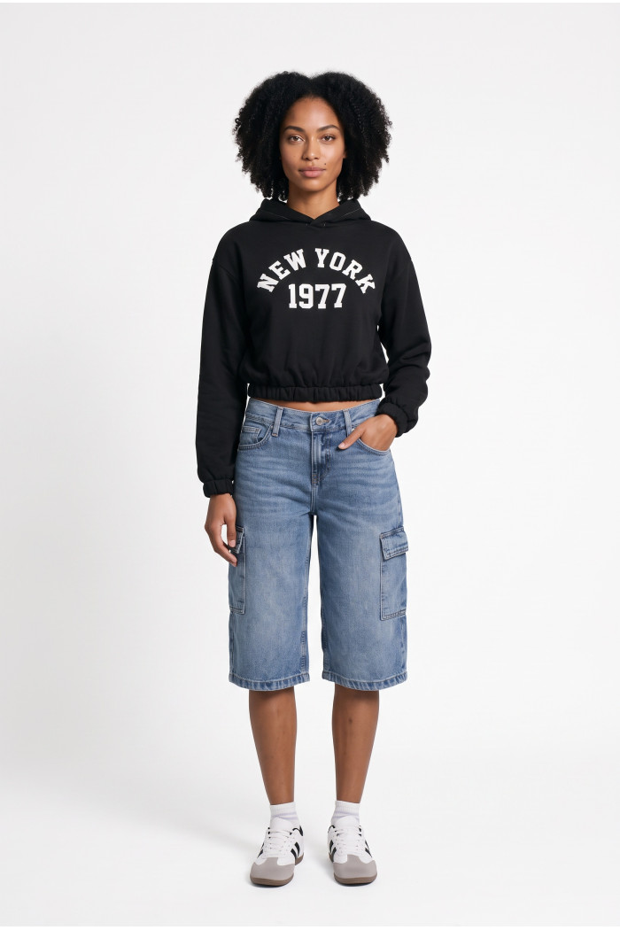 Buzo perchado con capota negro y estampado college
