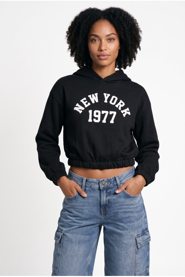 Buzo perchado con capota negro y estampado college
