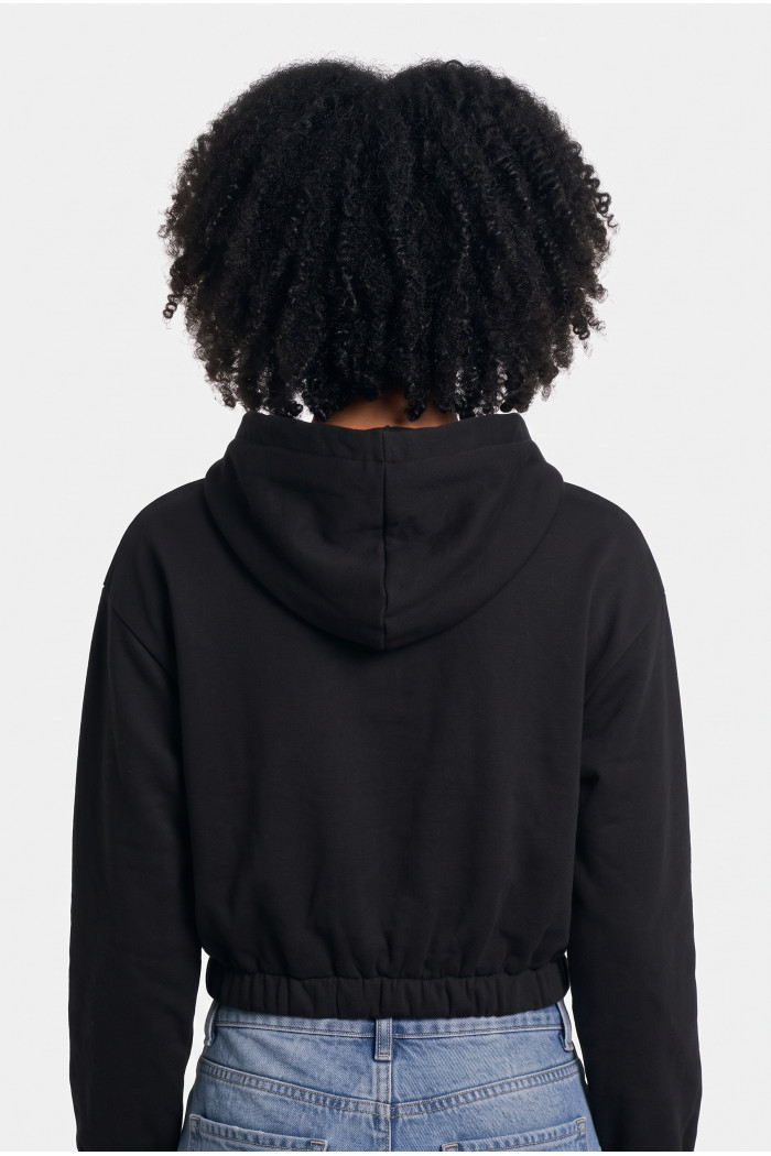 Buzo perchado con capota negro y estampado college
