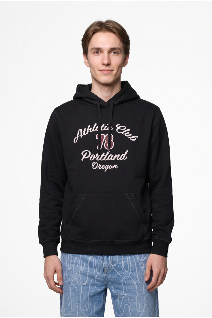 Buzo negro perchado oversize con arte college y capota