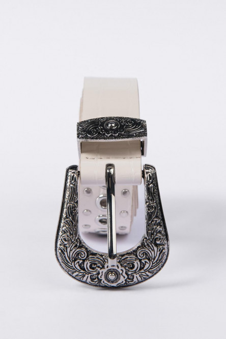 Cinturón blanco sintético con elementos metálicos decorativos